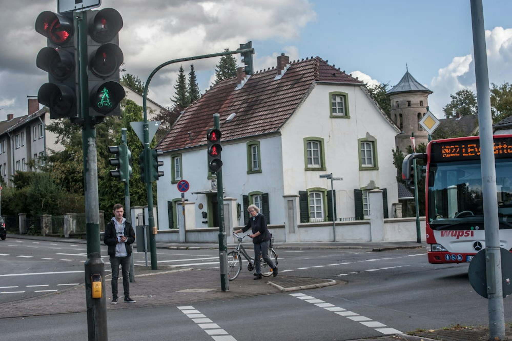 Fußgänger, Radfahrer, Busgäste – bei der Planung für den Bereich Schlebusch Post sollen alle Verkehrsteilnehmer bedacht werden.