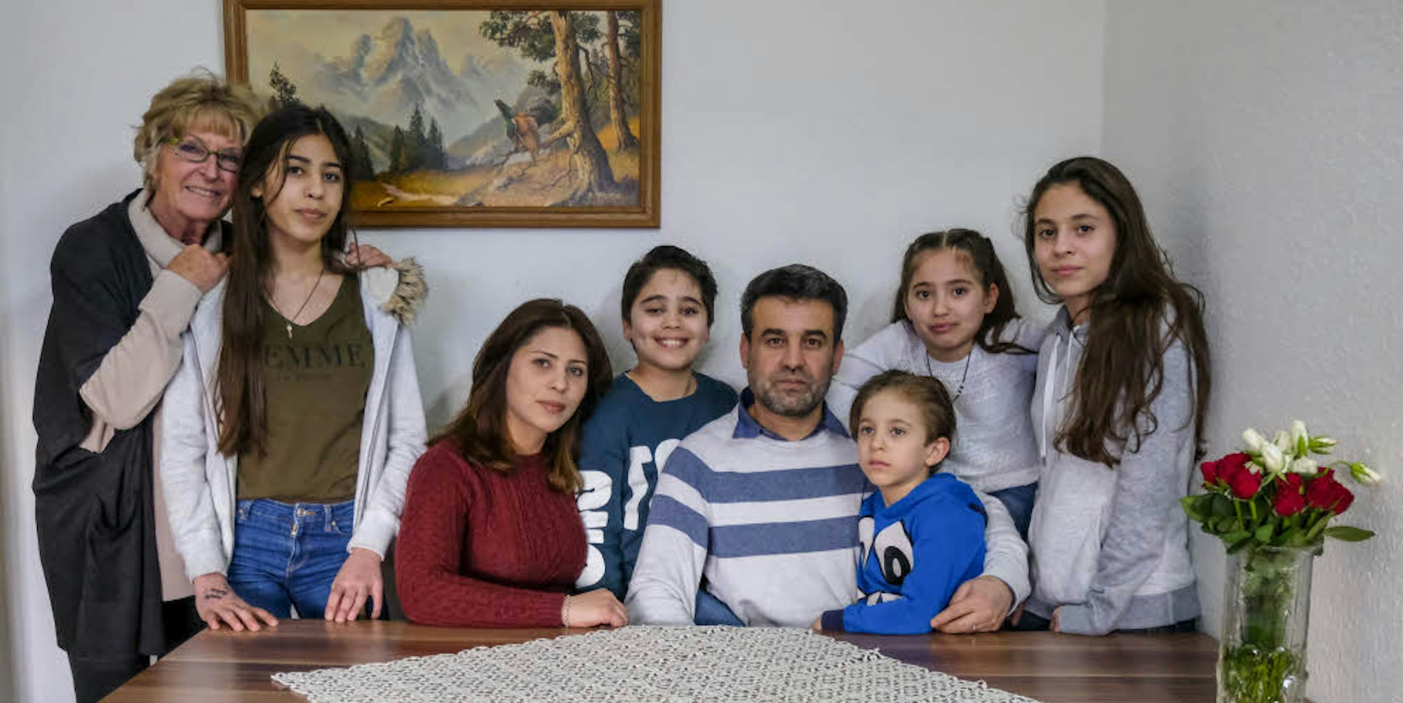 Seit zweieinhalb Jahren lebt Familie Hamkou aus Syrien in Köln. Die ehrenamtliche Helferin Barbara Skerath (l.) unterstützt sie bei Behördengängen und Alltagsproblemen.