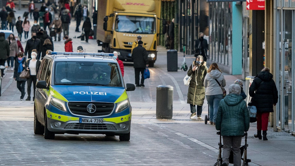 Ein Einsatzwagen der Polizei fährt durch die Dortmunder Innenstadt.