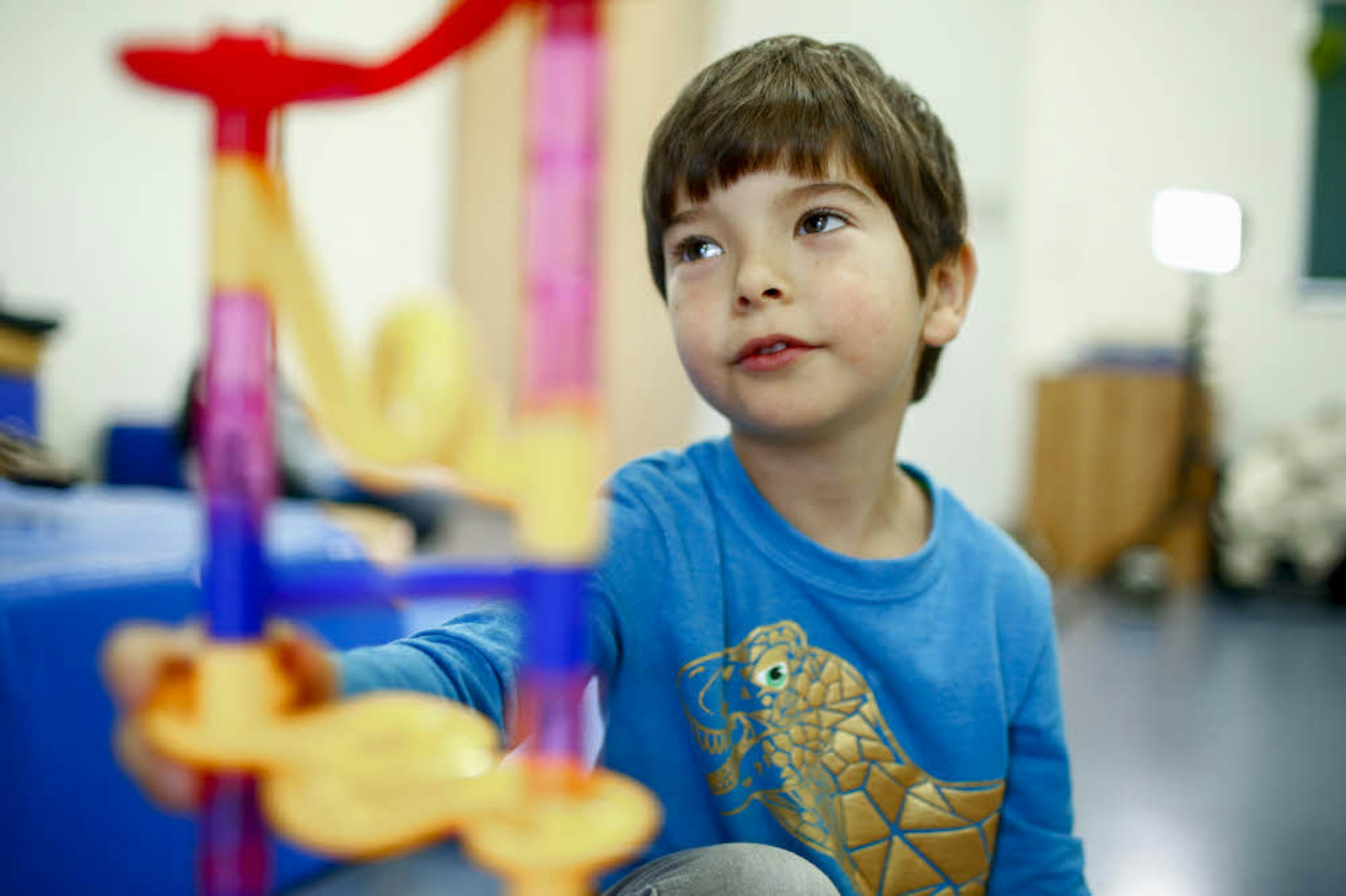 Karl (Name geändert, 5 jahre alt) ist ein Kind mit Autismus und lernt im Autismus Therapie Zentrum Köln die Herausforderungen des Alltags zu meistern.