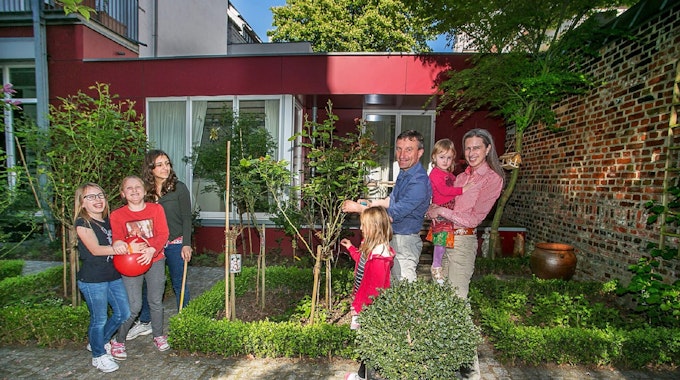 Familienglück im Garten hinterm Haus: Antonia, Maria, Indira, Charlotte, Thomas, Teresa und Vera Geisel