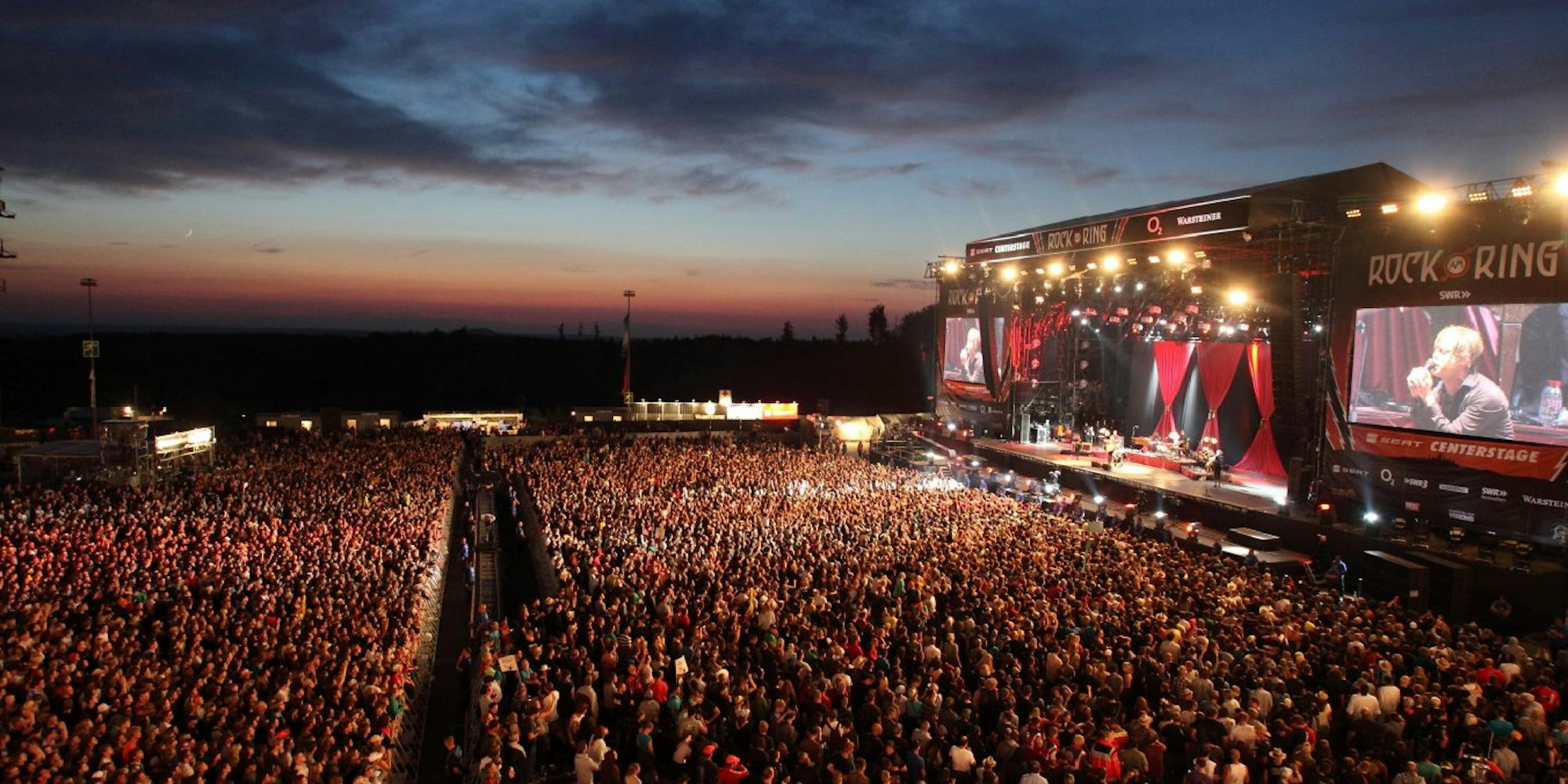 Rockfans drängen sich am 03.06.2011 vor der Hauptbühne des Festivals Rock am Ring.