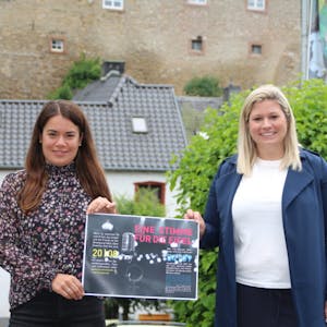 Eine reine Frauenband wollen Blankenheims Bürgermeisterin Jennifer Meuren (r.) sowie Sängerin und Lehrerin Jessica Setzer in Blankenheim gründen.