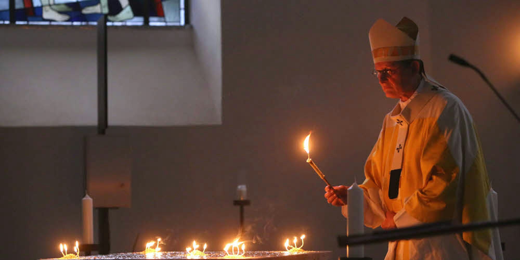 Ein feierlicher Moment: Erzbischof Rainer Maria Kardinal Woelki salbte den Altar mit Chrisam und legte an jeder Ecke sowie in der Mitte Wachsdochte aus. Als das Licht in der Kirche ausgeschaltet wurde „brannte“ der Altar.