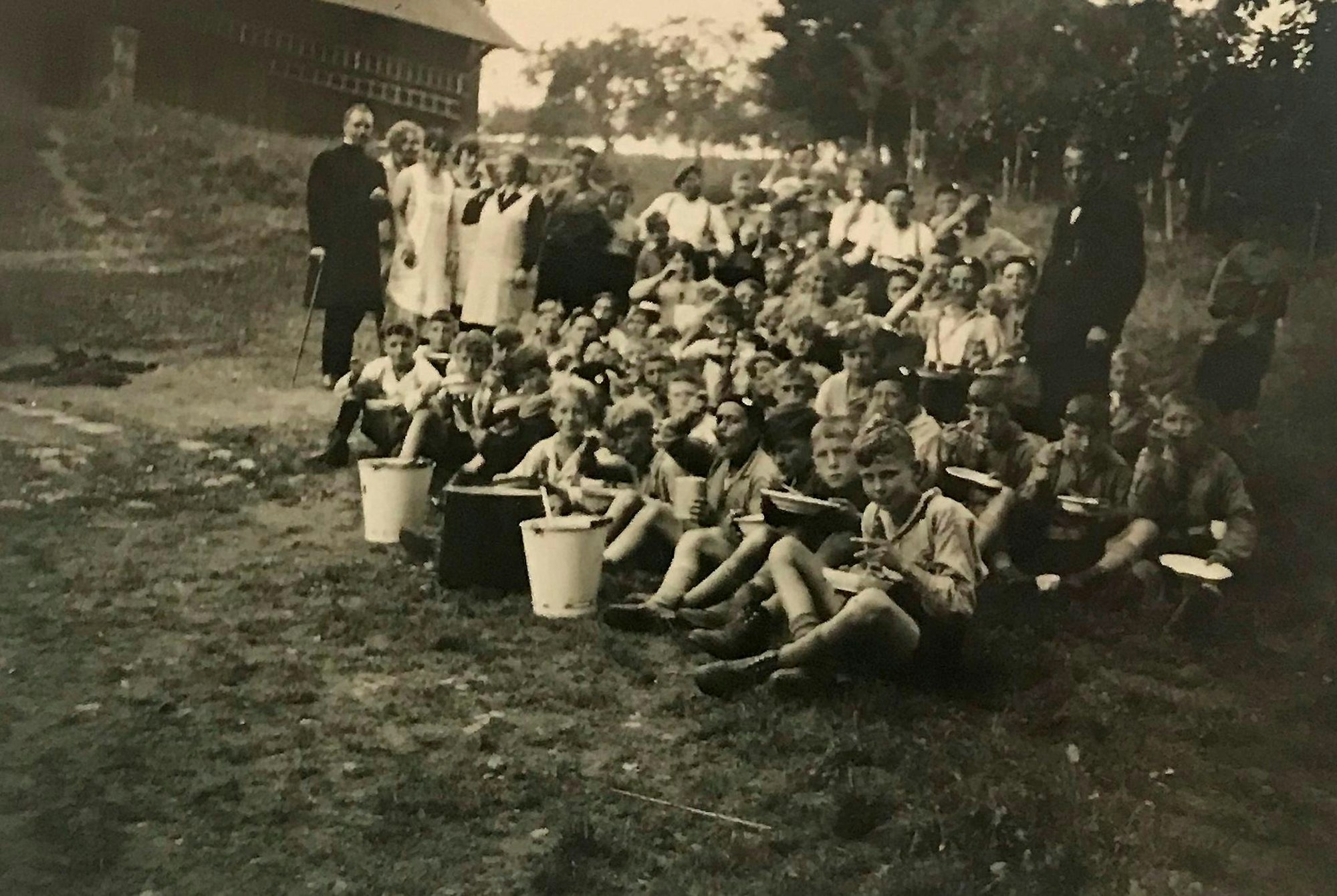 Wie bei diesem Ausflug im Jahr 1932 bot der Kaplan (l.) den Frechener Jugendlichen viele Freizeitaktivitäten an.