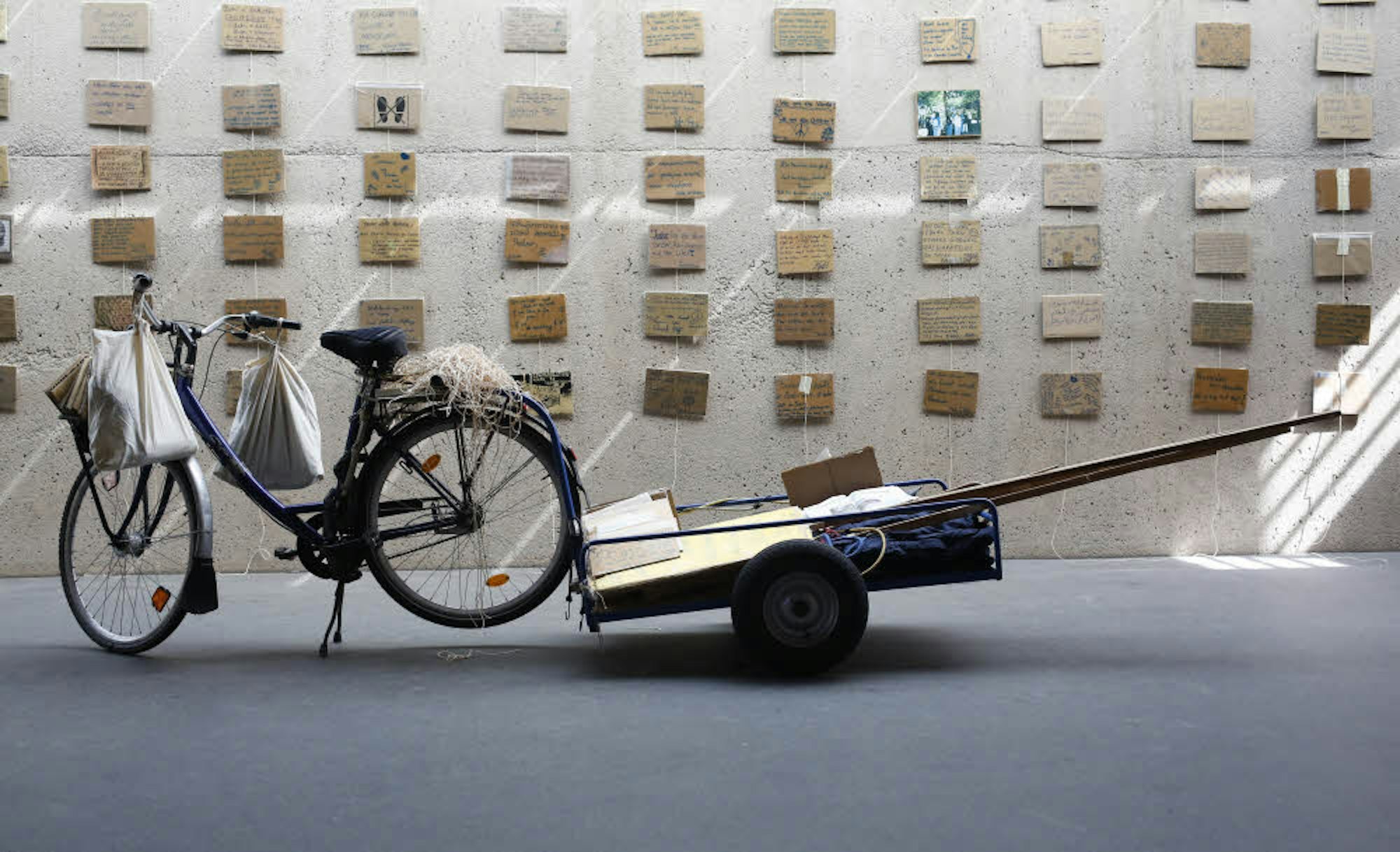 Das Fahrrad des Aktivisten Walter Herrmann und einige seiner Papptafeln sind seit der Trauerfeier in St. Theodor zu sehen.