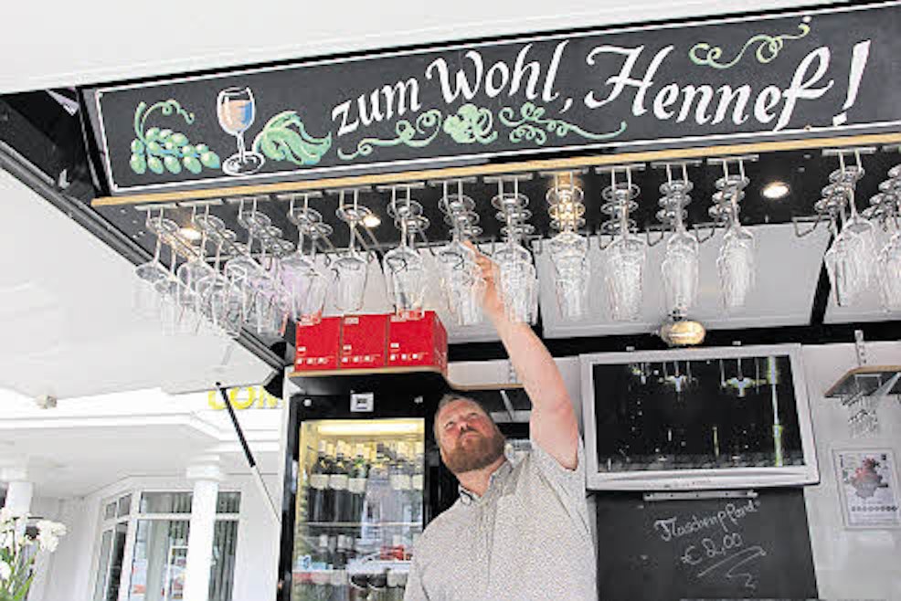 Den Stand des Winzers David Knierim verzierte Lukas Bohr als ersten auf dem Hennefer Weinfest mit seinen Kreidefarben.