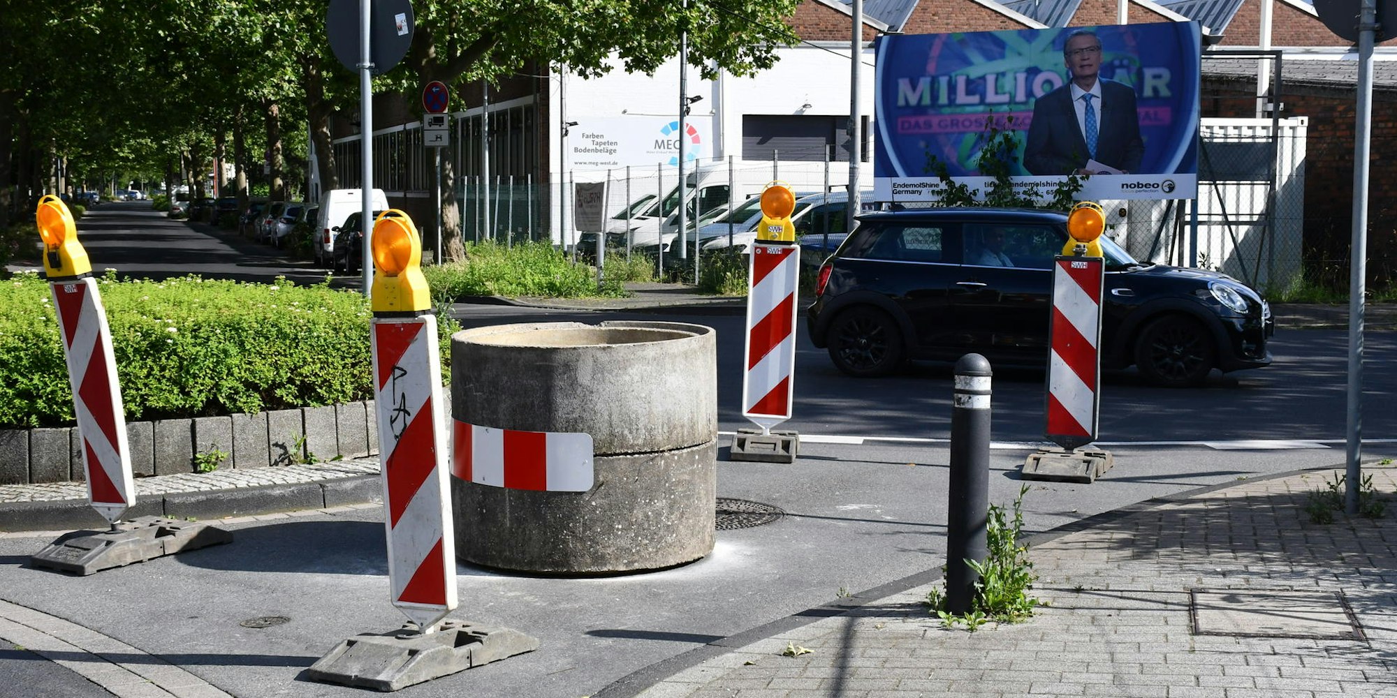 Gesperrt hat die Stadt die Durchfahrt an der Diagonalschleuse auf der Kalscheurener Straße.
