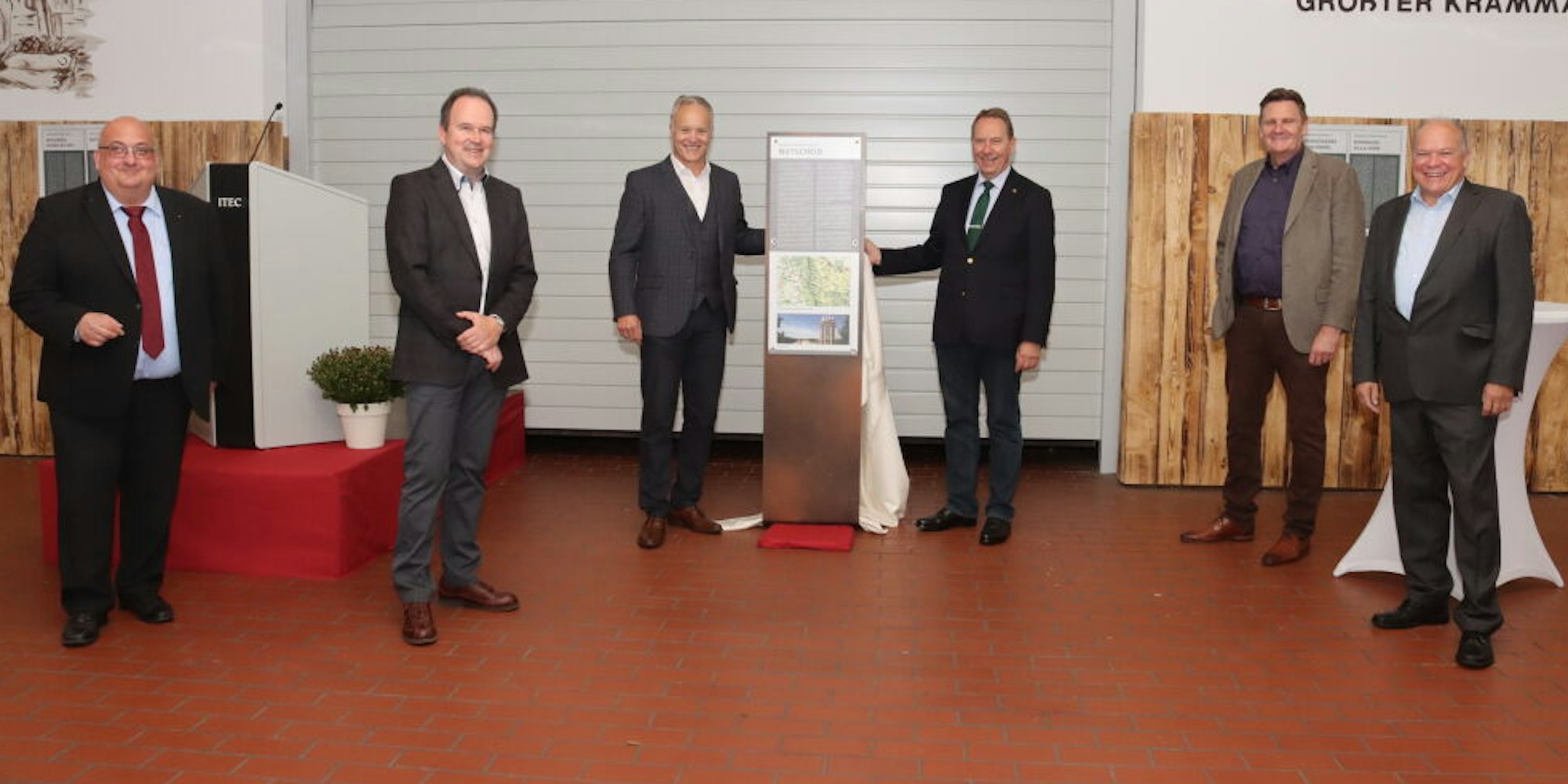 So sehen sie aus, die neuen Stelen: Bürgermeister Peter Koester (l.) und Landrat Jochen Hagt haben sie vorgestellt.