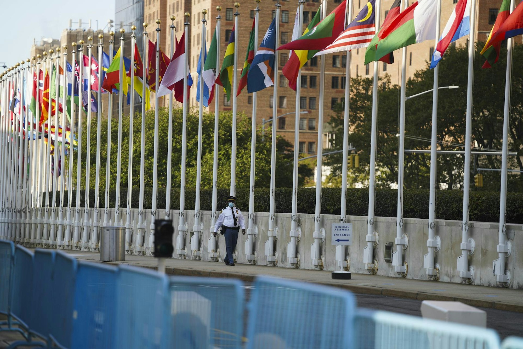 Nur die Fahnen der Nationen bewegen sich im Wind. Ansonsten herrscht rund um das UN-Gebäude in New York am Tag des 75-jährigen Geburtstags erschreckende Leere.