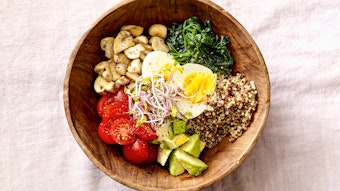 Eine herzhafte Breakfast Bowl mit Pilzen, Eiern und Gemüse, angerichtet in einer Holzschale