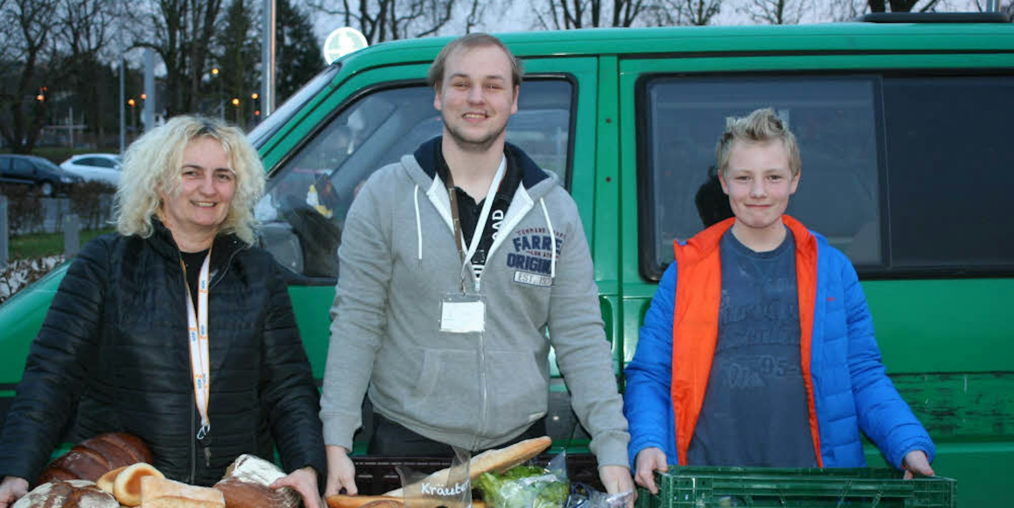 Unverkäufliche Lebensmittel holen die Helfer bei den Betrieben ab und verteilen sie. In der Mitte: Organisator Matthias Jühlen.