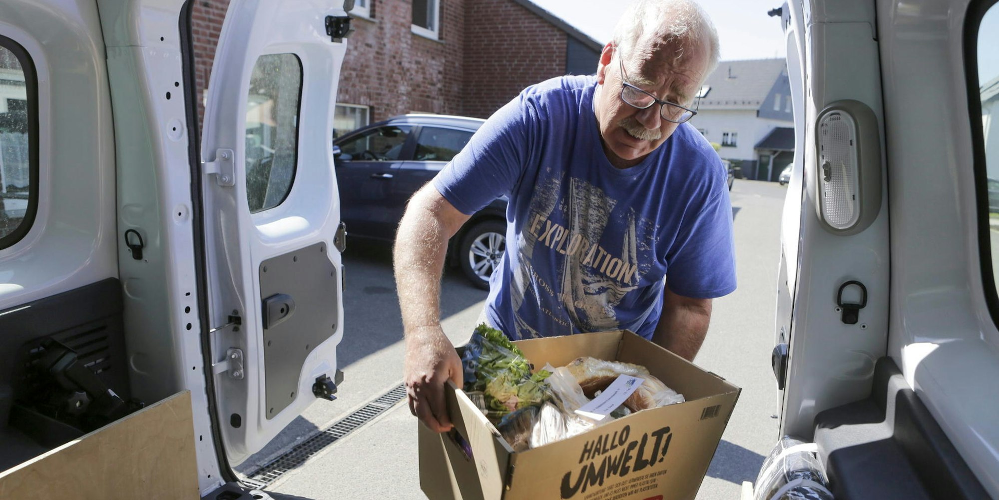 Lebensmittelspenden für Bedürftige lädt hier Uwe Ismer in das Auto von Lindlar-verbindet.