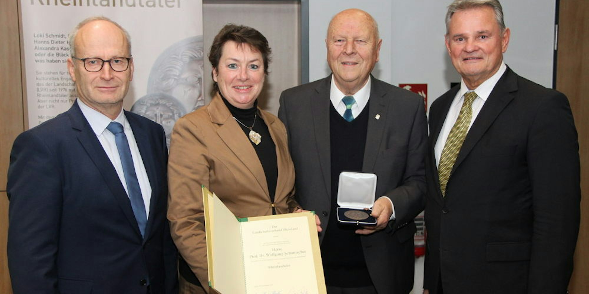 Gratulierten Professor Dr. Wolfgang Schumacher (2.v.r.) zum Rheinlandtaler: Dr. Hans-Peter Schick (v.l.), Anne Henk-Hollstein und Günter Rosenke.