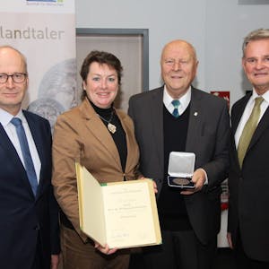 Gratulierten Professor Dr. Wolfgang Schumacher (2.v.r.) zum Rheinlandtaler: Dr. Hans-Peter Schick (v.l.), Anne Henk-Hollstein und Günter Rosenke.