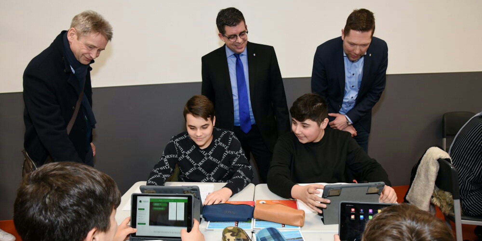 Seit dem Jahr 2020 stattet die Stadt Gummersbach ihre Schulen, so wie hier die Gesamtschule in Derschlag, mit digitalen Endgeräten aus. Auch im kommenden Jahr ist die weitere Digitalisierung der Schulen im Fokus.