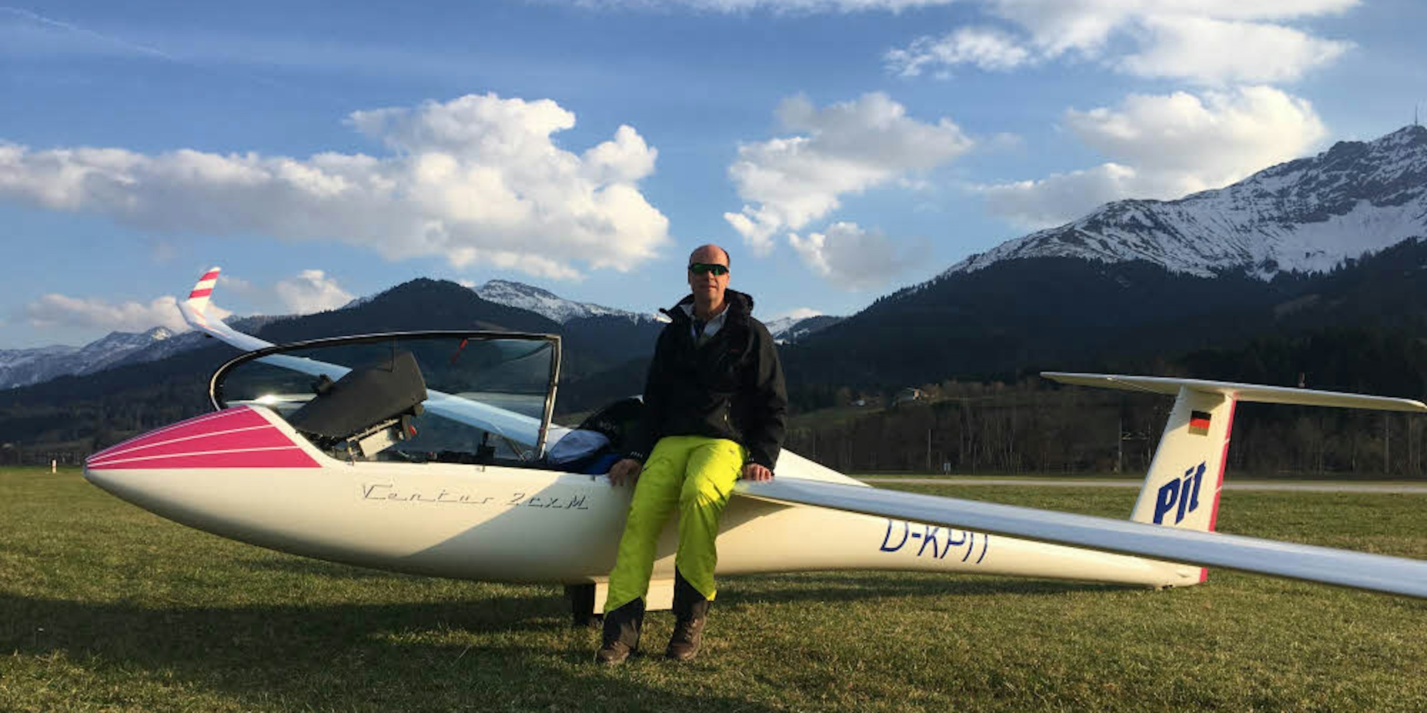 Mit seinem Segelflugzeug „Ventus 2cxM“ flog Peter Flosbach vom Flugplatz an der Neye aus bei seinem Wettbewerbsflug in 10,5 Stunden mehr als 1000 Kilometer. Er erreichte dabei eine Höhe von 2550 Metern.