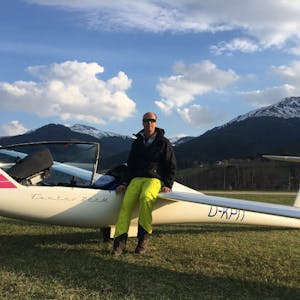 Mit seinem Segelflugzeug „Ventus 2cxM“ flog Peter Flosbach vom Flugplatz an der Neye aus bei seinem Wettbewerbsflug in 10,5 Stunden mehr als 1000 Kilometer. Er erreichte dabei eine Höhe von 2550 Metern.