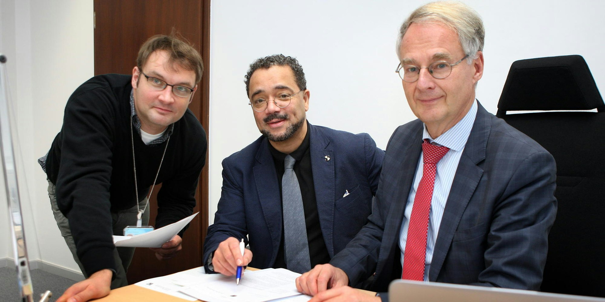 Fabian Schütz (l) mit AfD-Bundestagsabgeordnete Professor Dr. Harald Weyel (m.) und Dr. Roland Hartwig. 