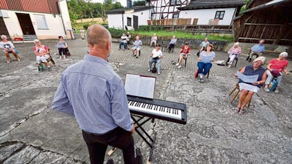 Bei guter Akustik und mit großen Abständen trafen sich die Sängerinnen und Sänger auf dem Hof der Familie Ennenbach in Nennsberg.
