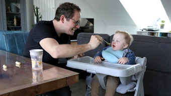 Simon Hölzemann füttert seinen Sohn.
