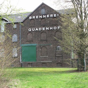Der historische Leuchtschriftzug der Brennerei Quadenhof soll bei einer Wohnbebauung erhalten bleiben.