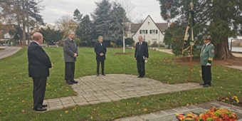 Zum Gedenken legte Bürgermeister Erwin Esser (SPD, Mitte) am Ehrenmal im Rheinpark einen Kranz nieder.