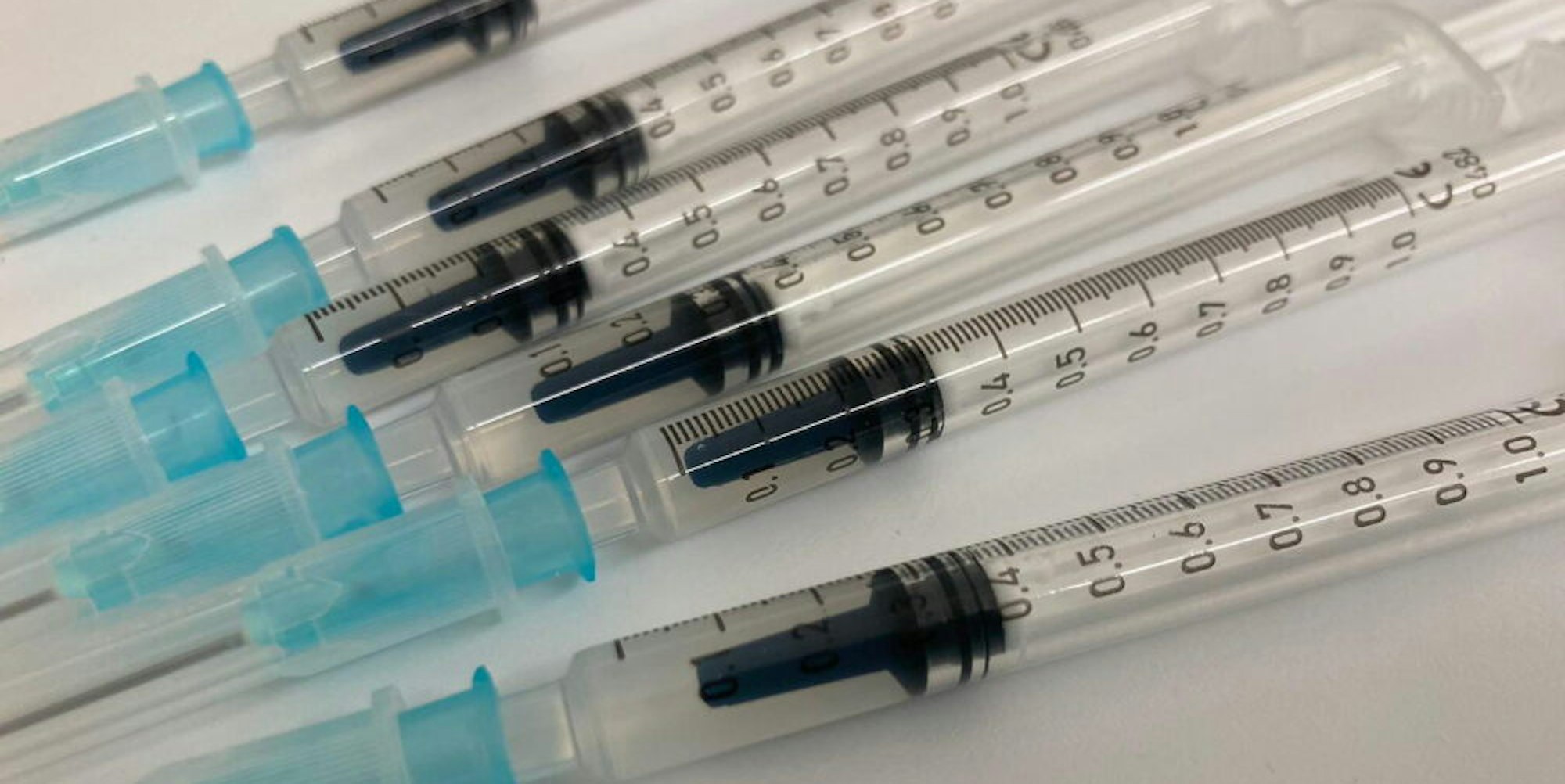 Seit einer Woche dürfen die Spezialspritzen, mit denen laut Leitendem Impfarzt zuverlässig mehr Impfdosen aus den Impfstoffampullen gewonnen werden kann, nicht benutzt werden.