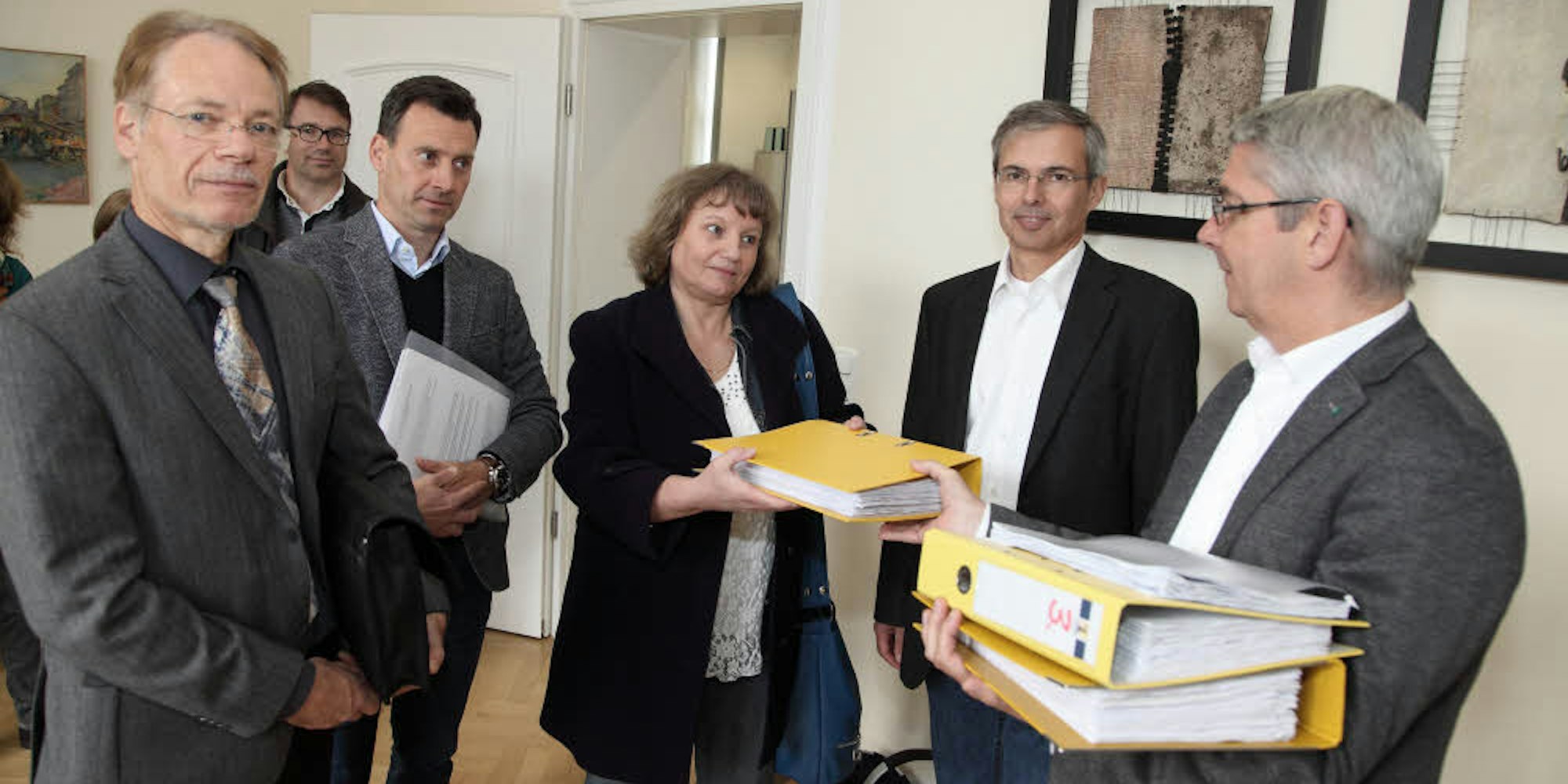 Zwei Bürgerinitiativen übergaben im Rathaus Unterschriftenlisten an Lutz Urbach (r.).