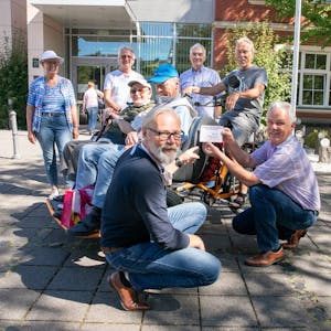 Die Stiftung „Wir für Rheinbach“ brachte ihre Plakette an dem besonderen Fahrrad an.