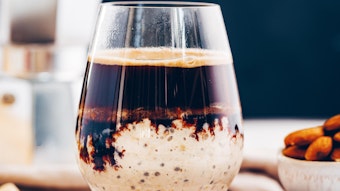 Overnight Oats mit Espresso, angerichtet in einem Glas