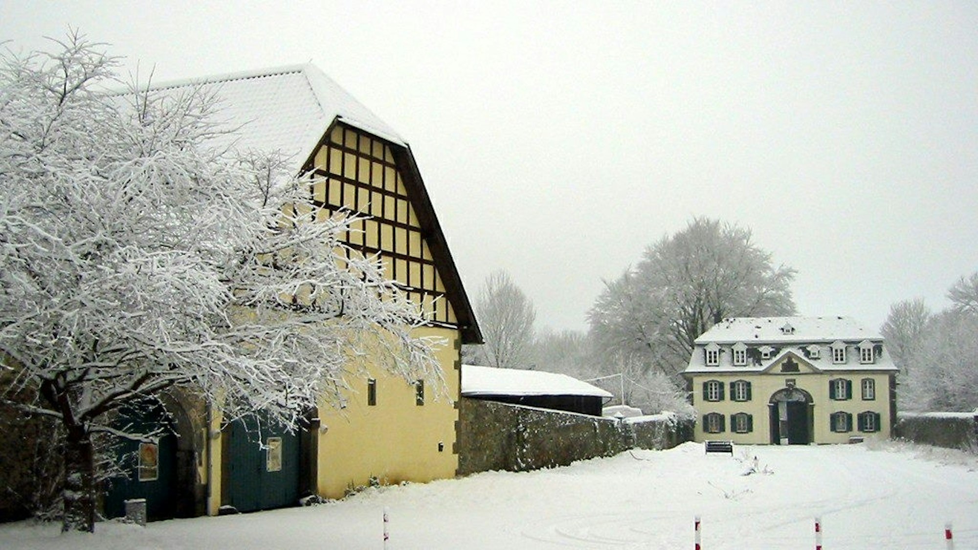 Zehntscheune und barockes Torhaus der Zisterzienserabtei Heisterbach im Schnee.