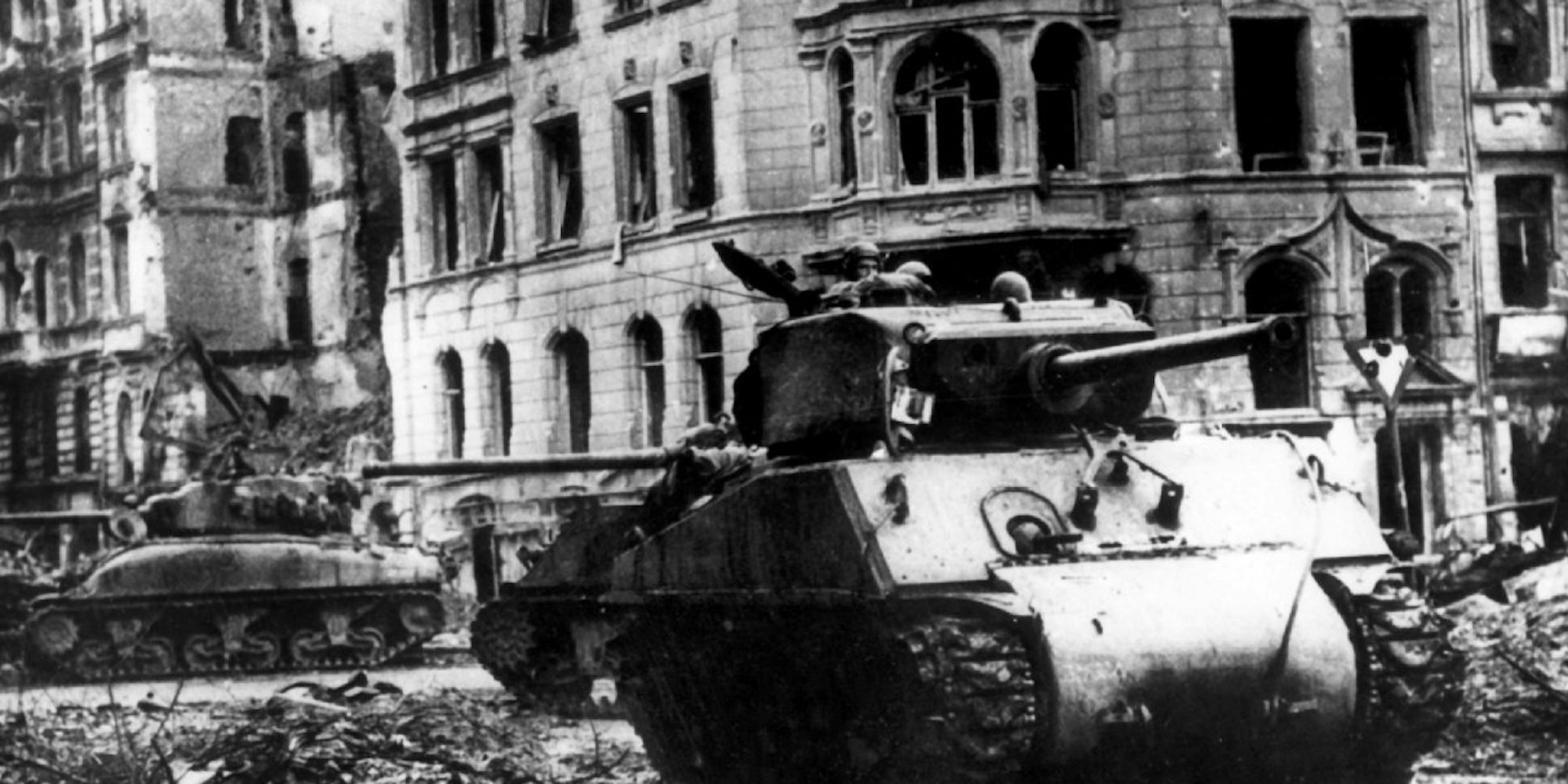 Amerikanische Truppen marschieren am 06.03.1945 in die Domstadt Köln ein.
