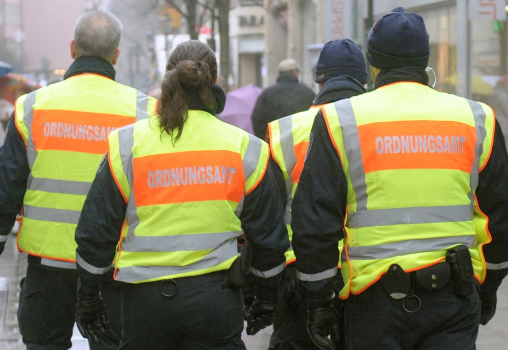 Mitarbeiter des Kölner Ordnungsamtes bei einer Streife in Köln.
