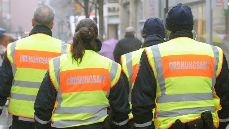 Mitarbeiter des Kölner Ordnungsamtes bei einer Streife in Köln.