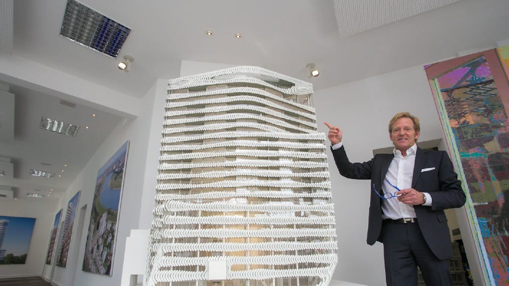 Da ganz oben entsteht das 700-Quadratmeter-Penthouse: Michael Steudel am 40.000 Euro teuren Modell des künftigen Wohnhochhauses.