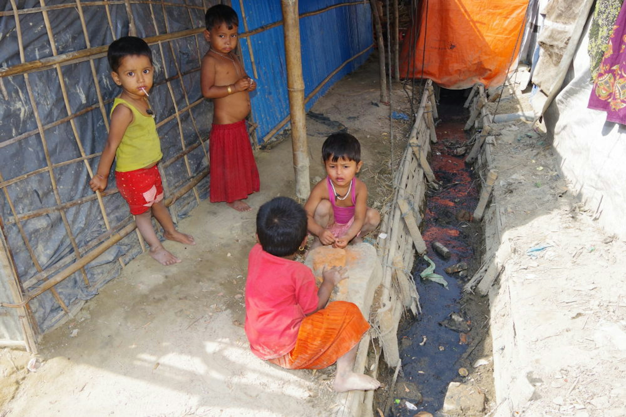 Im Flüchtlingslager der Rohingya im Distrikt Cox’s Bazar im Südosten von Bangladesch spielen Kinder am Abwasserkanal.