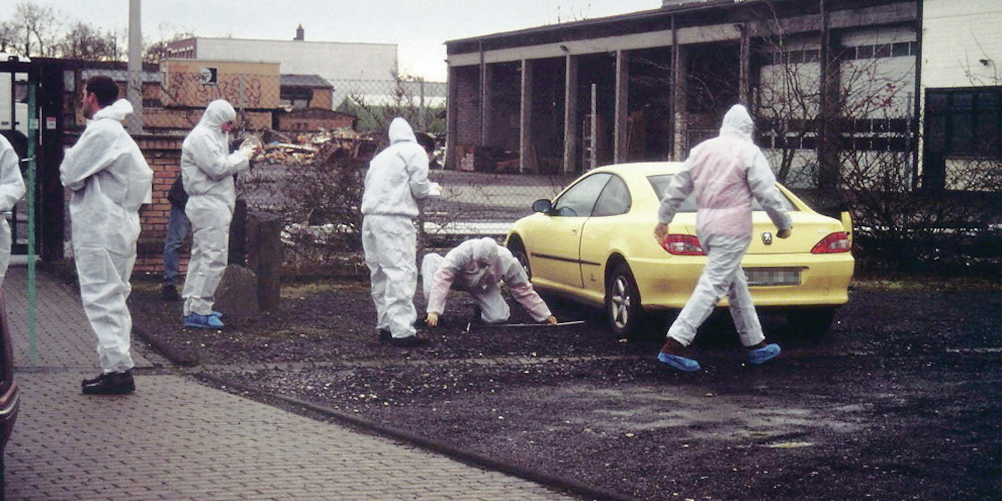 Beamte der Spurensicherung untersuchten 2001 das Fahrzeug, in dem der Tote aufgefunden worden war.