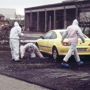 Beamte der Spurensicherung untersuchten 2001 das Fahrzeug, in dem der Tote aufgefunden worden war.