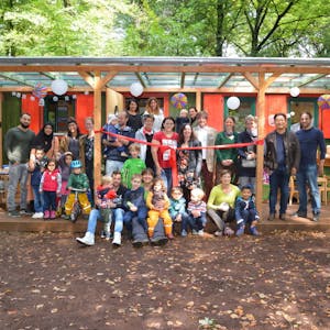 Viele glückliche Gesichter bei einem gelungenem Projekt: Der Refrather Waldkindergarten feierte Einweihung.