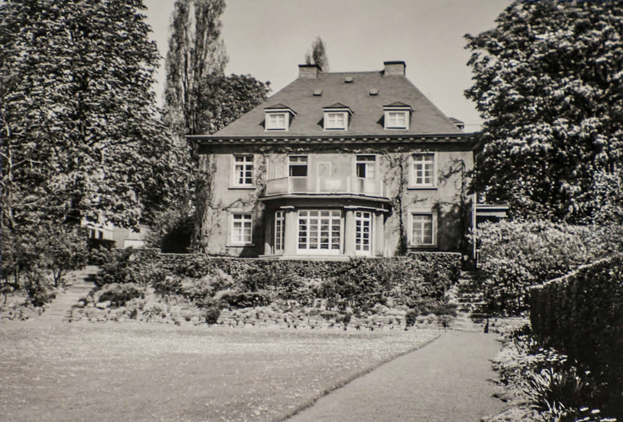 „Villa Hügel“ wurde der Dienstsitz des Oberstadtdirektors spöttisch genannt. Das Haus stand hinter dem ersten Rathaus.