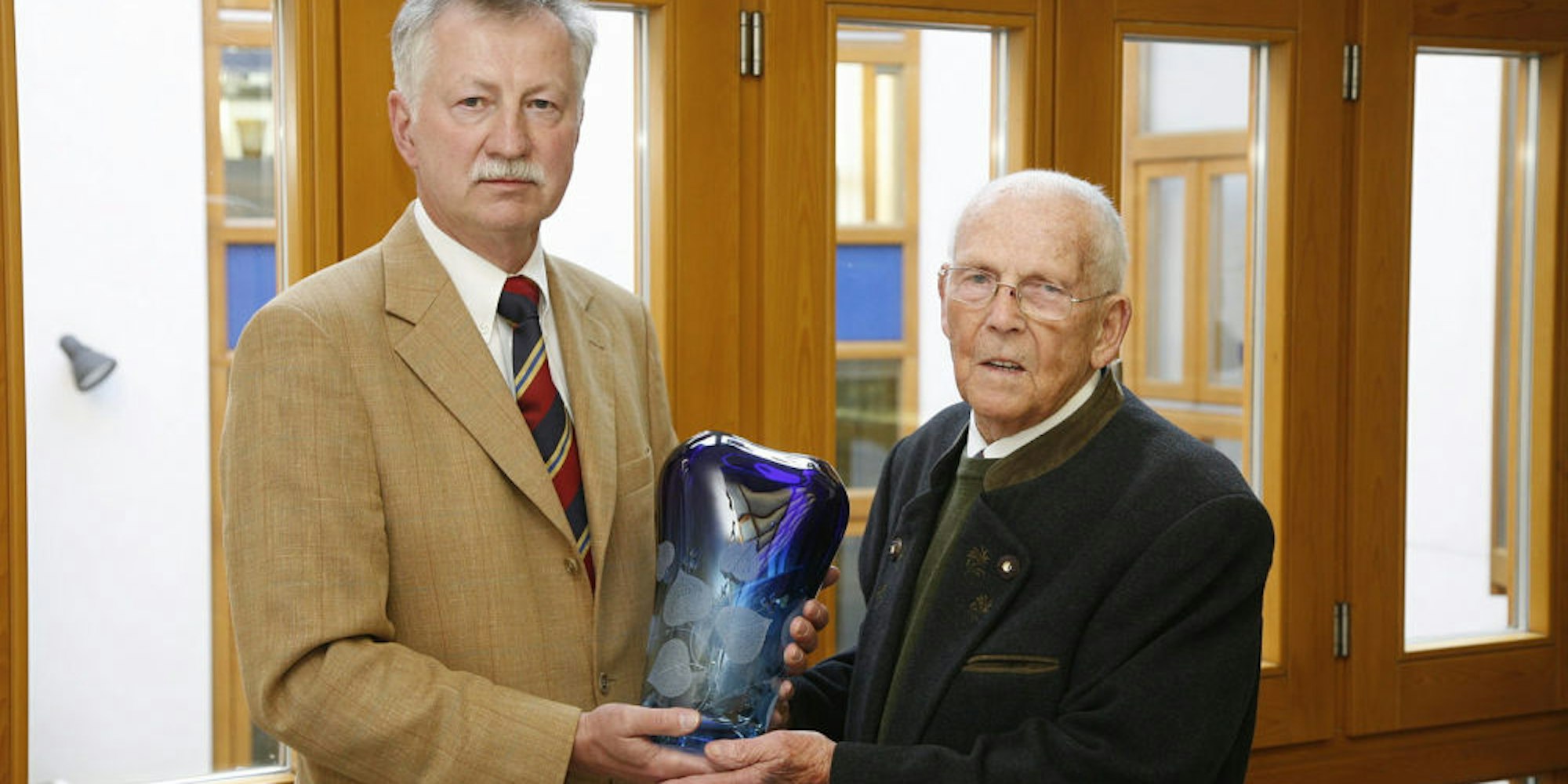 Helfried Glössner, hier mit seinem Freund Franz Wendler (r.), war der Motor der Städtepartnerschaft Rheinbach-Kamenicky Senov. Der Verein ernannte ihn 2010 zum Ehrenvorsitzenden.