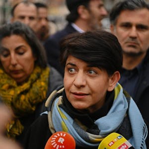 Berivan Aymaz ist in einer Menschenmenge zu sehen, sie spricht in ein Mikrofon.