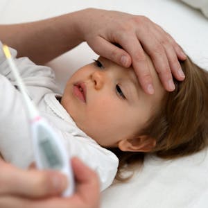 Fieber-Alarm: Wenn das Kind krank ist, dürfen Eltern der Arbeit fernbleiben. Außerdem steht ihnen in vielen Fällen eine Lohnfortzahlung oder Kinderkrankengeld zu.