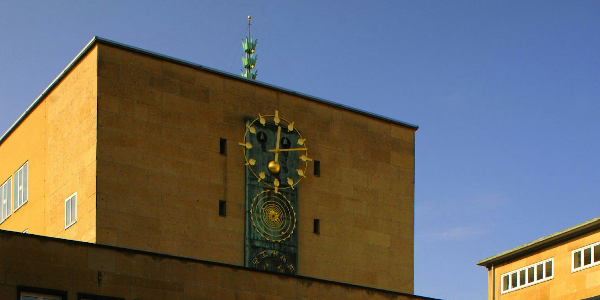 Die astronomische Uhr am Hauptgebäude der Uni Köln.
