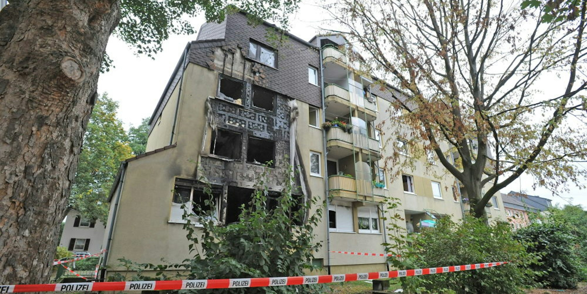Der ausgebrannte Gebäudeteil des Wohnhauses an der Großen Kirchstraße ist polizeilich gesperrt. Er ist durch das Feuer unbewohnbar geworden.