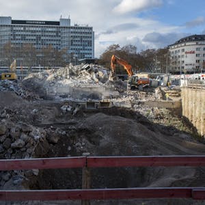 Auch die Gebäude am Habsburgerring sind jetzt fast komplett abgerissen, im Hintergrund das Steigenberger-Hotel.