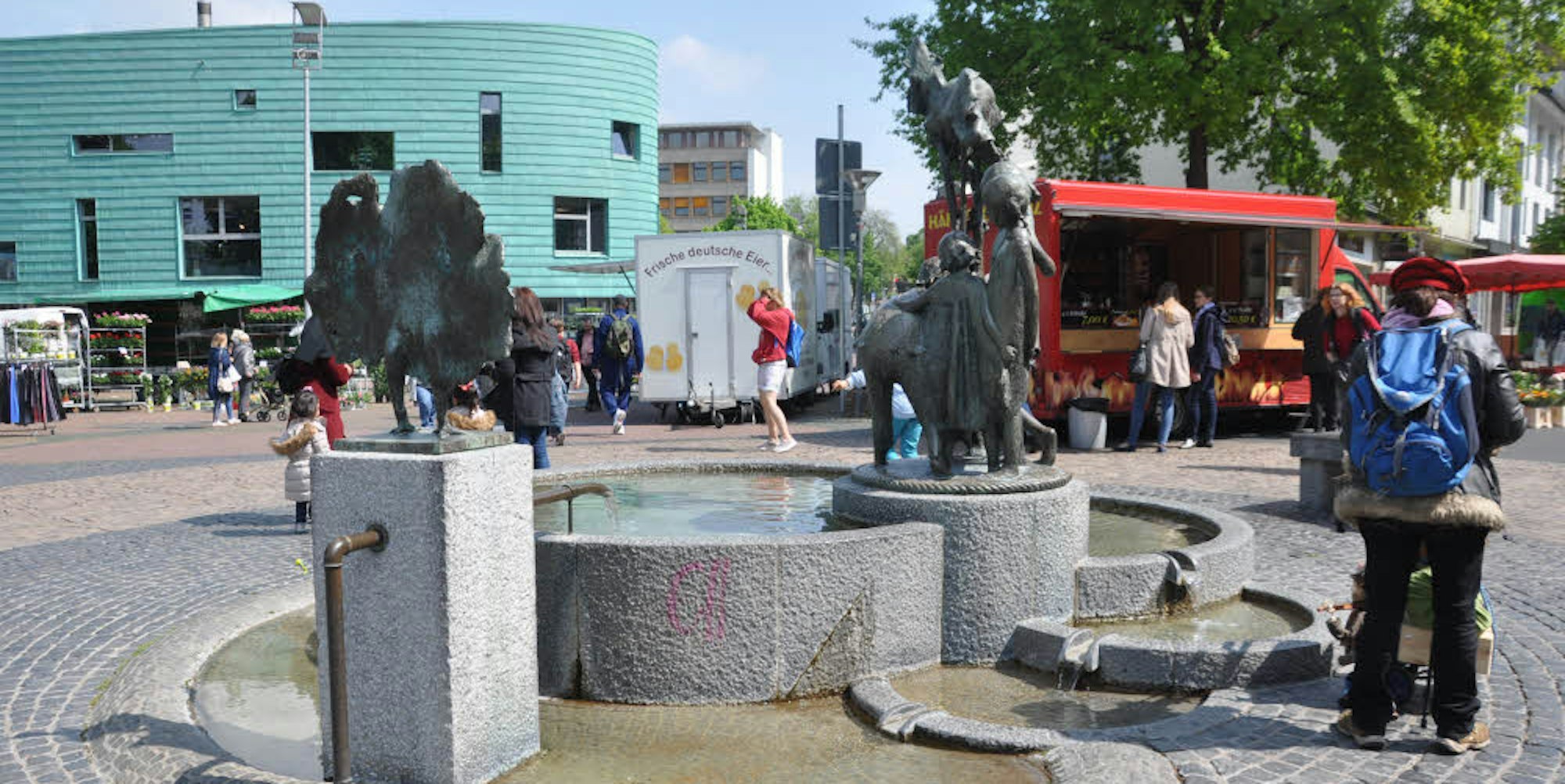 Der Erlebnisbrunnen in der Bergheimer Fußgängerzone am Hubert-Rheinfeld-Platz ist in den Sommermonaten regelmäßig ein Anziehungspunkt für die Kinder.