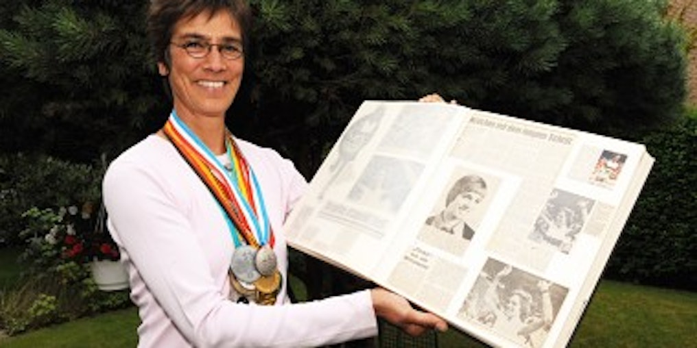 Ordnerweise hat Brigitte Kraus Zeitungsausschnitte gesammelt, die an ihre sportliche Leistung erinnern. BILD: NONNENBROICH
