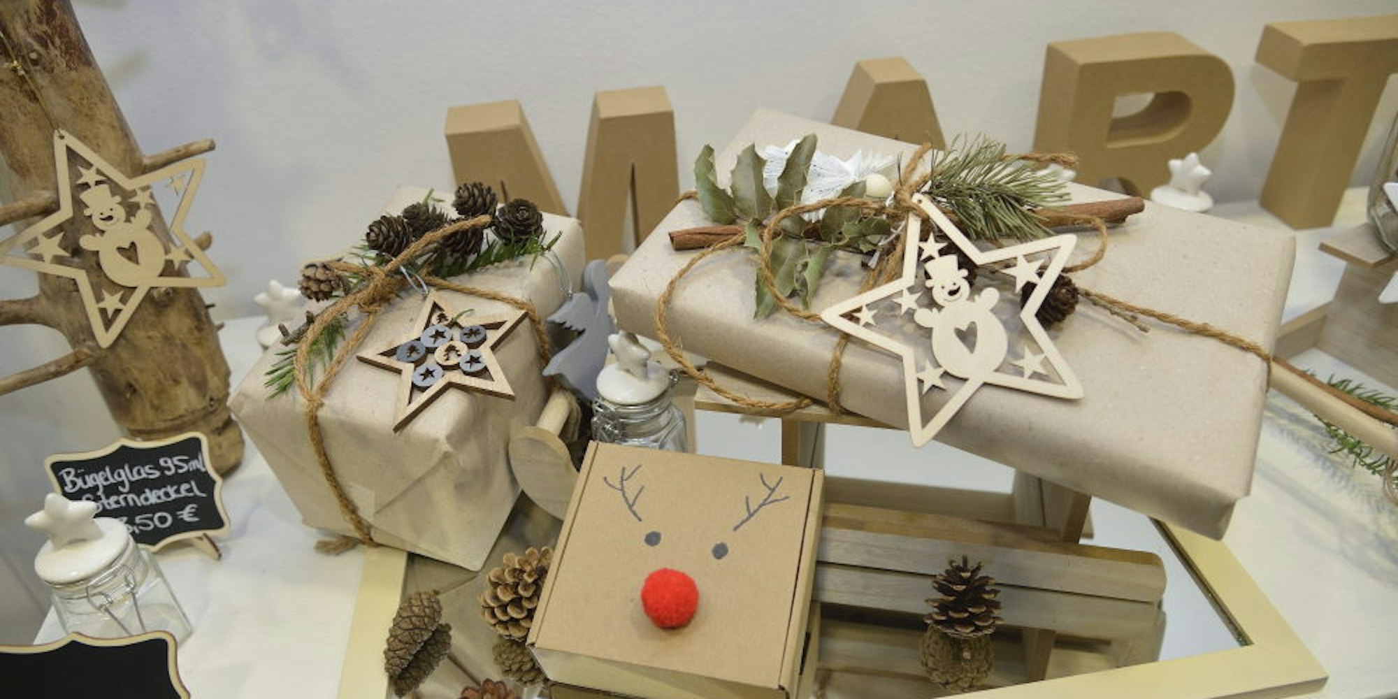 Mit Packpapier, in Kartons oder in Gläsern lassen sich Weihnachtsgeschenke nachhaltig verpacken. 